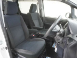 運転席のスペースはゆったりしていて、視界も広く確保されているので普段の運転からロングドライブまで快適です。