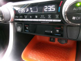 左右独立温度コントロールフルオートエアコンです。運転席、助手席それぞれで独立して温度設定ができます。冷え性の方が乗っても安心ですね♪