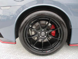 ニスモ専用のアルミホイールが装着されてます。リアタイヤは285/35R19です。