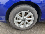 純正アルミ。タイヤサイズは185/65R15、現在は夏タイヤ装着で残り溝は約6ミリです