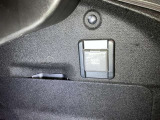 充電用USB端子付き。スマートフォンなどの充電に便利です。