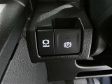 電動パーキングブレーキを搭載。スイッチ操作でパーキングブレーキを作動・解除することが可能ですので、操作の力が不要ですよ♪