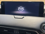 【12.3インチマツダコネクト】車内の雰囲気にマッチした大型ディスプレイ。スマホ接続でのナビ使用やBluetooth再生等、様々な機能が楽しめます。直感的なダイヤル操作が可能で、使い勝手も良好です。