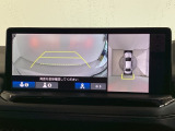 バックギアに入れますとご覧のような画像に自動的に切り替わります。車庫入れ時に役立ちます。