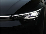 Volkswagenの先進ライトシステム「IQ.LIGHT」を装備。状況に応じて照射範囲を最適に制御し、夜間走行時の視認性向上に貢献します。