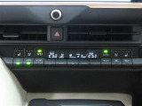 左右独立温度コントロールフルオートエアコンです。運転席、助手席それぞれで独立して温度設定ができます。冷え性の方が乗っても安心ですね♪