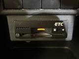 【純正ビルトインETC】有料道路を利用する際に料金所で停止することなく通過できる、ETC車載器が装備されています。セットアップを行うことで利用可能になります。
