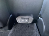 後席USB充電端子を装備しています。