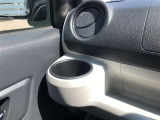 運転席用・助手席用と2つのカップホルダーを装備しています。ドリンクだけでなく、色々な小物の置き場所としても大変便利です。