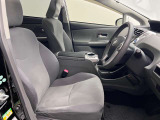 ゆったりと座れる運転席シートですのでストレスなく運転が出来ますよ!