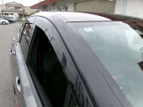 雨の日でも、車内の空気入替に便利なプラスチックバイザー付きになります^^意外と実用性がありますよね☆
