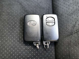 スマートキー2個有ります。家族で共有すれば自宅駐車場での入替えや旅行の時などに大変便利ですね。