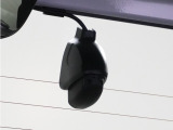 ◆リアにもドライブレコーダーを装備しております◆映像・音声などを記録する自動車用の装置です。もしもの事故の際の記録はもちろん、旅行の際の思い出としてドライブの映像を楽しむことができます。