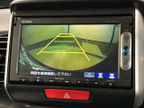 リバースギアに入れるだけで後方の表示へ切り替わります。夜間や雨の日の駐車も楽になりますよ。