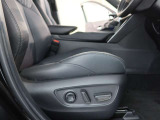 パワーシート搭載。微妙な調整が手軽にでき、ピッタリなポジションで運転することが可能です。