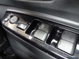 パワーウインドウスイッチ★電動格納機能付きで運転席からドアミラーの角度が調整可能です。電動格納機能付きです♪