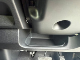 運転手の手が届きやすいステアリング下にも収納を備えております!