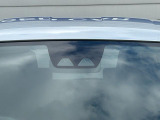 フロントガラス上部に装備されたカメラで前方を常に監視!被害軽減ブレーキや車線逸脱防止支援システムも装備し安全運転をサポートします!!