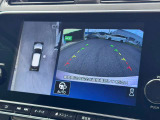 上空から見下ろしたような映像で車両周囲を表示。駐車時の死角を減らし、狭い場所での取り回しや車庫入れをサポートします。
