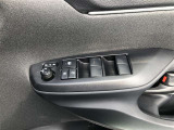 電動格納式ドアミラー付き。 狭い駐車場へ停めた時に、ボタン1つで左右のミラーをたたむ事ができます。