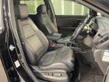 運転席は電動シート付です。細かな動きでドライバーに合わせたポジションを設定できます。