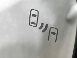【ブラインドスポットモニター】走行中、ドアミラーの死角になりやすい箇所に後続車が接近するとサイドミラーのレンズに警告を表示!ドライバーに注意喚起をしてくれます。
