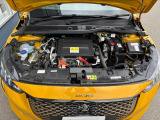 高効率電動モーターは出力100kwトルク260Nm(カタログ値)を発揮。発進時から最大のトルクを発生するモーターの特性により俊敏でスムーズな加速を楽しめます。
