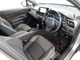 シンプルで使いやすいデザインの運転席です。