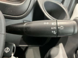 車外の明るさに応じでライトを点灯、消灯してくれるオートライト機能です☆お天気の良い昼間のトンネル走行などオートにしてると便利で安心です☆エンジン停止時にライトの消し忘れも無くなります☆