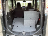 後席は分割可倒式で、用途に合わせてアレンジ可能。荷物の量や乗車人数に応じて柔軟に使える便利なシートです。