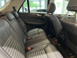 メルセデスのシートは少し硬めになっております。長時間の運転の際、適度な反発があることでお尻や腰の負担を減らす効果が御座います。