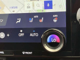デュアルエアコンとは、運転席と助手席で、個別に温度設定ができる機能です。気温の感じ方は、人それぞれ違うもの。乗る人に優しい機能ですね。