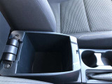 運転席と助手席の間には、ひじ掛けがついてます。収納ボックスも兼ねているので、小物も収納でき車内をスッキリと片付けられます。
