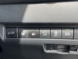 【 パワーバックドア 】荷物を抱えた状態でもスイッチ操作によるリアゲートの開閉が可能です☆お買い物時やアウトドアの際に役立ちますね♪//