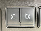【両側パワースライドドア】スマートキーや運転席のスイッチで後席両側スライドドアの開閉が可能♪電動だから力を入れてドアを開ける必要が無く、小さなお子様でも簡単に開け閉めでき快適です♪