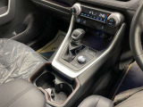 操作しやすいATシフトです♪シフトチェンジを気にしなくていいので運転だけに集中できますね!自然と手に届くところにある、手になじむ形状のシフトノブがいいですね♪