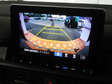 ギヤをRに入れるとナビの画面に後ろの映像が映るリヤカメラ付!後退時の安全確認やコンディションの悪い視界でもカラーバックモニターがドライバーをサポート☆☆☆