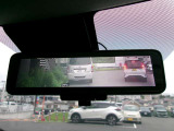 スマートルームミラー付きです☆後方カメラの映像がルームミラーに映るので、たくさんの人や荷物をのせていても邪魔せず見られるのです♪