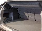 【トランクルーム】全面をファブリック処理し荷物に傷がつくのを防ぎます。ラゲージルーム照明を装着。背もたれをほぼ水平まで倒すことが出来ますので、大きな荷物の収納にも便利です。