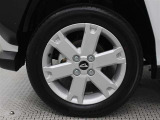 15インチアルミホイール(シルバー塗装)を装着しています。タイヤサイズ165/65R15