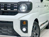 【LEDヘッドライト】悪天候や夜間走行時も良好な視界を確保し安心して運転できる高輝度LEDヘッドライトを装備!点灯速度が早く、消費電力も抑えられています。