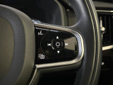 【ステアリングスイッチ】運転中、前方から目線をそらさずにオーディオ等の操作ができるよう、適切に配置されたスイッチ類。安心&快適なドライブを演出してくれる便利な機能です。