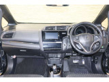 操作性に優れた運転席となります!小物入れや各ボタンの配置にこだわり、使いやすいです!座り心地もよく視認性も良好なのでロングドライブもお任せ下さい!