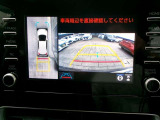 パノラミックビューモニター付きです。車両を上から見たような映像をディスプレイオーディオ画面に表示。運転席からの目視だけでは見にくい、車両周辺の状況をリアルタイムでしっかり確認できます。