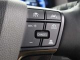レーダークルーズコントロール作動時に車線維持に必要な運転操作の支援を行う「レーントレーシングアシスト(LTA)」を搭載しています。