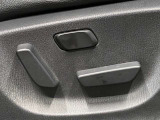 【パワーシート】電動でシートポジションの変更が可能です。手動式より細かくシート設定が可能ですのでより快適な姿勢でドライブを楽しんで頂けるでしょう。