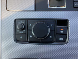 コマンダーコントロール。スイッチを探すことなく自然に手を下した位置に配置。手元を見ることなく、各種操作が行えます。