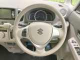 インテリアに合わせたデザインのステアリングは、運転される方のことも考え、運転しやすい形状、大きさです。是非一度、実際に触ってお確かめください。