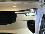 北欧神話に登場するトールハンマーをモチーフにデザインされたフルLEDヘッドライトです。ウインカー点灯時もとても印象的です。