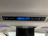 「AUTO」スイッチで車内の温度を一定に保ってくれるオートエアコン。快適装備の代名詞。もちろんマニュアル操作も可能ですよ。